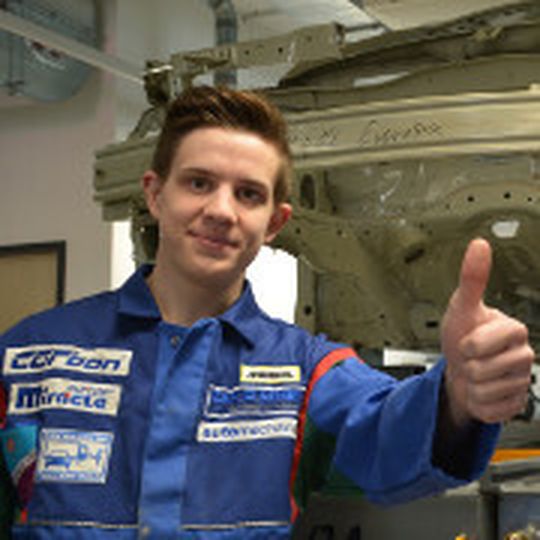 Karosseriebauer Johannes Zäuner bereitet sich auf die Berufs-WM vor.