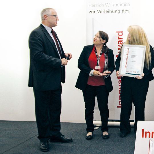 Die Gewinner der Kategorie „Mechanische Verfahren“ (v.l.n.r.): PROCESS Chefredakteur Gerd Kielburger, Camille Flores/Powder Systems, Michelle Frisch/Powder Systems Die Gewinner der Kategorie „Mechanische Verfahren“ (v.l.n.r.): PROCESS Chefredakteur Gerd Kielburger, Camille Flores/Powder Systems, Michelle Frisch/Powder Systems