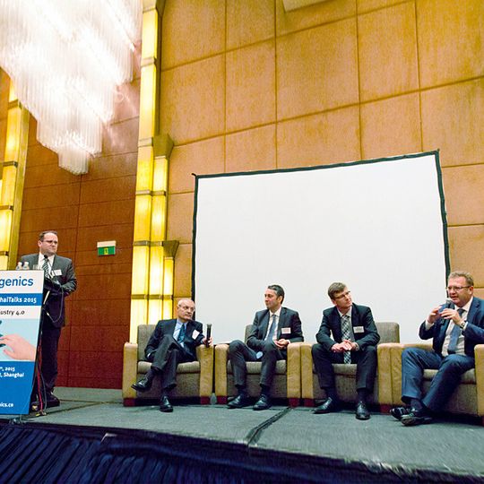 Raymond Brady, Ingenics; Andreas Nikolaus, SAP; Dr. Sebastian Schlund, IAO; Dr. Jens Nitsche, Ingenics und Oliver Herkommer, Ingenics, (v.l.) bei der Podiumsdiskussion der Shanghai Talks. Raymond Brady, Ingenics; Andreas Nikolaus, SAP; Dr. Sebastian Schlund, IAO; Dr. Jens Nitsche, Ingenics und Oliver Herkommer, Ingenics, (v.l.) bei der Podiumsdiskussion der Shanghai Talks.