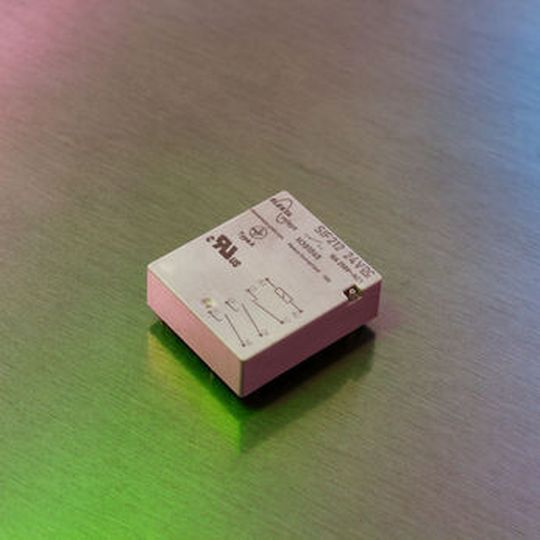 IoT-Security: Die dreipoligen Relais mit zwangsgeführten Kontakten von Elesta sind die ersten ihrer Klasse, die in der Lage sind Schaltlasten bis 10 A mit 11 mm Bauhöhe sicher zu schalten. IoT-Security: Die dreipoligen Relais mit zwangsgeführten Kontakten von Elesta sind die ersten ihrer Klasse, die in der Lage sind Schaltlasten bis 10 A mit 11 mm Bauhöhe sicher zu schalten.
