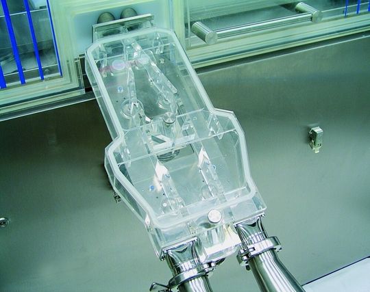Tablettenauslauf an einer 3090i Hochleistungs-Doppelrundläuferpresse. Gut zu erkennen sind die jeweils spiegelsymmetrisch angeordneten Weichen: Oben ist der Musterzug, unten sind Schlechtproduktion und manueller Musterzug angeordnet. Tablettenauslauf an einer 3090i Hochleistungs-Doppelrundläuferpresse. Gut zu erkennen sind die jeweils spiegelsymmetrisch angeordneten Weichen: Oben ist der Musterzug, unten sind Schlechtproduktion und manueller Musterzug angeordnet.