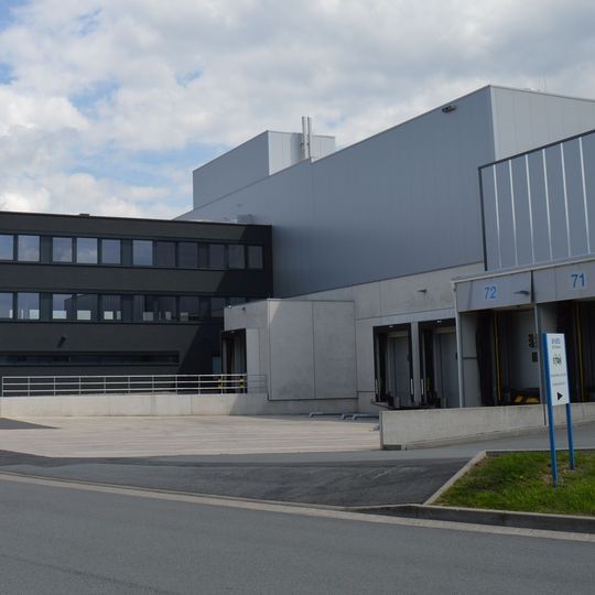 Rund 6900 m² zusätzliche Logistikfläche für Arzneimittel und Medizintechnik bietet die neue Logistikhalle von Arvato in Harsewinkel. Rund 6900 m² zusätzliche Logistikfläche für Arzneimittel und Medizintechnik bietet die neue Logistikhalle von Arvato in Harsewinkel.