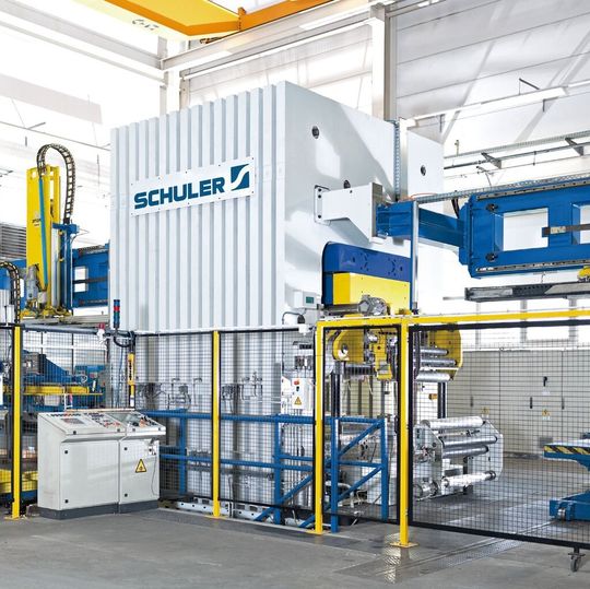 Eine 15.000 t starke Presse mit Multizylindertechnik hat das japanische Unternehmen Hisaka bei Schuler in Auftrag gegeben. Eine 15.000 t starke Presse mit Multizylindertechnik hat das japanische Unternehmen Hisaka bei Schuler in Auftrag gegeben.