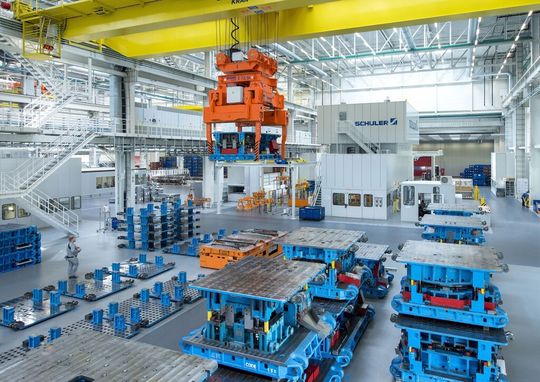 Insgesamt stellt Audi im Presswerk Münchsmünster 40 unterschiedliche Pressteile, wie Längsträger, oder die Tunnelbrücke für den neuen Audi A4 her. Insgesamt stellt Audi im Presswerk Münchsmünster 40 unterschiedliche Pressteile, wie Längsträger, oder die Tunnelbrücke für den neuen Audi A4 her.