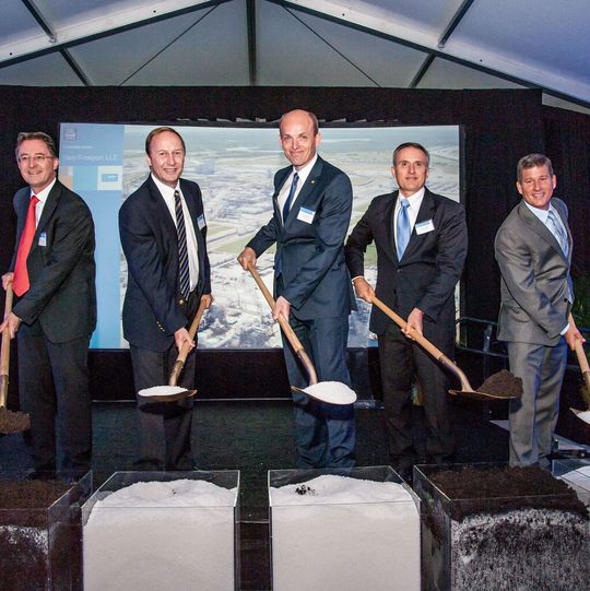 Spatenstich in Freeport: Dirk Reinelt, Vizepräsident des Senior Project Shale Gas der BASF Corporation, Wayne T. Smith, Vorsitzender und CEO der BASF Corporation, Torgeir Kvidal, CEO von Yara International, Stefano Pigozzi, President Monomers der BASF Corporation und Chris Witte, Vizepräsident und General Manager des Freeport-Standorts der BASF Corporation (v.l.n.r.).