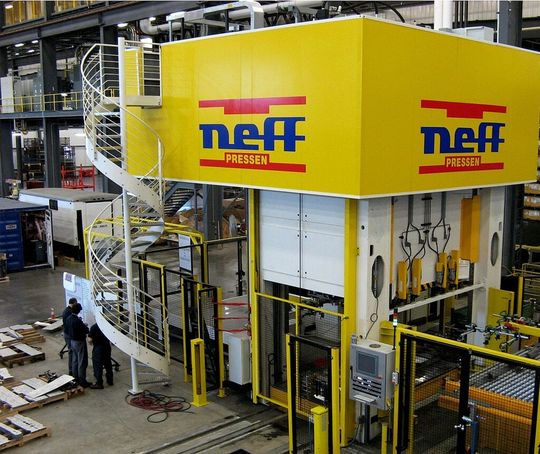 Beispiel einer bereits installierten Warmumformpresse von Neff – Modell DPW 1200 – Tischgröße 3000 × 2250 mm. Beispiel einer bereits installierten Warmumformpresse von Neff – Modell DPW 1200 – Tischgröße 3000 × 2250 mm.