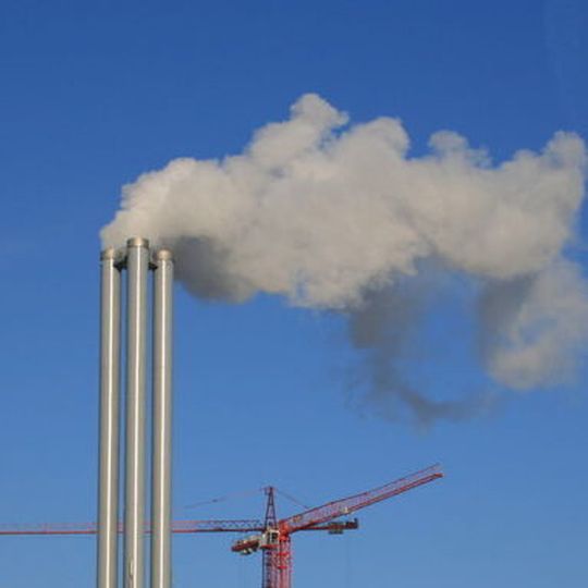 Zukünftig könnten Industrieanlagen ihr Kohlendioxid nicht mehr über den Schornstein in die Atmosphäre blasen, sondern direkt in eine angeschlossene Produktionsanlage einspeisen. Zukünftig könnten Industrieanlagen ihr Kohlendioxid nicht mehr über den Schornstein in die Atmosphäre blasen, sondern direkt in eine angeschlossene Produktionsanlage einspeisen.