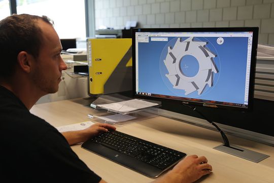 La conception de pièces sur CAO fait aussi partie des aptitudes des métiers de la technique. Ici une place de travail au bureau d'étude de Tavadec. La conception de pièces sur CAO fait aussi partie des aptitudes des métiers de la technique. Ici une place de travail au bureau d'étude de Tavadec.