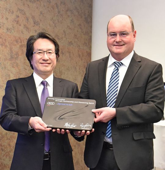 v.l. Ryuji Omura, Executive Vice President der Renesas Electronics Corporation, und Ricky Hudi ,Leiter Entwicklung Elektrik/Elektronik bei Audi, nach der geschlossenen Partnerschaft. v.l. Ryuji Omura, Executive Vice President der Renesas Electronics Corporation, und Ricky Hudi ,Leiter Entwicklung Elektrik/Elektronik bei Audi, nach der geschlossenen Partnerschaft.