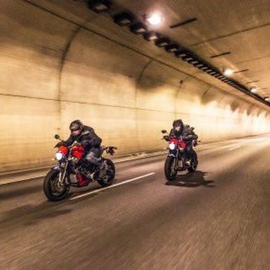 Victory führt noch in diesem Jahr sein erstes Motorrad mit Elektromotor auf dem amerikanischen Markt ein. Victory führt noch in diesem Jahr sein erstes Motorrad mit Elektromotor auf dem amerikanischen Markt ein.
