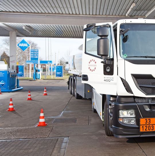 Rund 1500 zu BP gehörende Aral-Tankstellen werden auch weiterhin vom Hamburger Transportdienstleister Hoyer versorgt. Rund 1500 zu BP gehörende Aral-Tankstellen werden auch weiterhin vom Hamburger Transportdienstleister Hoyer versorgt.