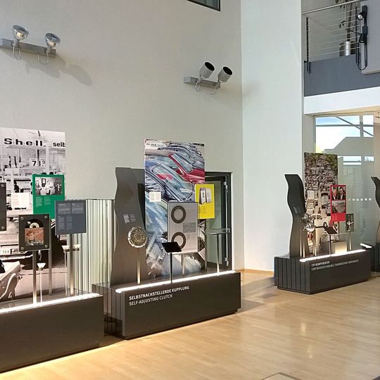 Erfolg von Innovationen getrieben – Herzstück der Ausstellung „Die LuK Story. 50 Jahre. Qualität. Technologie. Innovation.“ anlässlich des 50-jährigen Jubiläums ist die „Galerie der Innovationen“. Erfolg von Innovationen getrieben – Herzstück der Ausstellung „Die LuK Story. 50 Jahre. Qualität. Technologie. Innovation.“ anlässlich des 50-jährigen Jubiläums ist die „Galerie der Innovationen“.