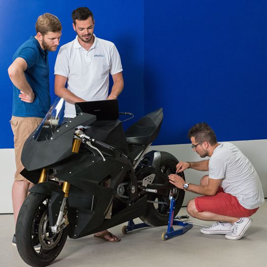Das deutsche Studierendenteam des Global-Drive-Projektes besteht aus Christian Sander (li.) Lukas Wheldon und Cumhur Öztürk (re.). Es fehlt: Marine Ilg. Das deutsche Studierendenteam des Global-Drive-Projektes besteht aus Christian Sander (li.) Lukas Wheldon und Cumhur Öztürk (re.). Es fehlt: Marine Ilg.