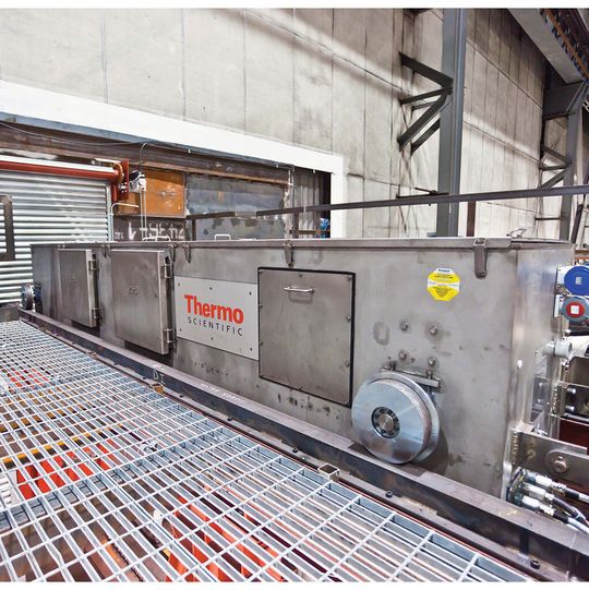 Thermo-Scientific-Sipro-Sondenbügel an einer Warmbreitbandstraße. Zu sehen ist der obere Bügelarm, in dem sich die beiden Röntgenquellen befinden. Das Detektor-Array befindet sich im unteren Bügelarm. Thermo-Scientific-Sipro-Sondenbügel an einer Warmbreitbandstraße. Zu sehen ist der obere Bügelarm, in dem sich die beiden Röntgenquellen befinden. Das Detektor-Array befindet sich im unteren Bügelarm.