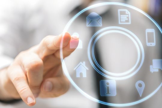 Eingabesystem: Touchsysteme erleichtern die
Bedienung. Einen Schritt weiter geht die Gestensteuerung
über Feldlinien. Da der Anwender nichts mehr
physisch berühren muss, eignet sich die Form der
Eingabe im hygienischen Umfeld. Eingabesystem: Touchsysteme erleichtern die
Bedienung. Einen Schritt weiter geht die Gestensteuerung
über Feldlinien. Da der Anwender nichts mehr
physisch berühren muss, eignet sich die Form der
Eingabe im hygienischen Umfeld.