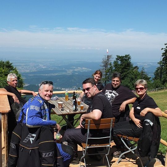 Also doch: Gruppe 4 bei der Rast am Kandel, dem höchsten Berg im mittleren Schwarzwald. Also doch: Gruppe 4 bei der Rast am Kandel, dem höchsten Berg im mittleren Schwarzwald.