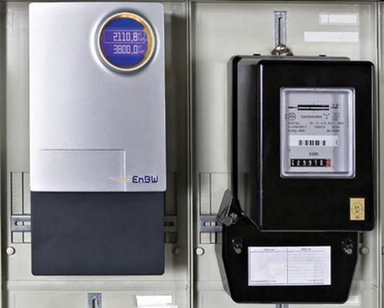 Vergangenheit und Zukunft: Der intelligente Stromzähler der EnBW neben einem traditionellen Modell.