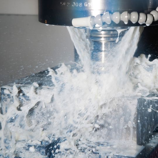Im Technologie Center von Blaser belegen Tests, dass bei einer bestmöglichen Kombination von Werkstoff, Werkzeug und Kühlschmierstoff eine enorme EInsparung der Bearbeitungszeit möglich ist. Im Technologie Center von Blaser belegen Tests, dass bei einer bestmöglichen Kombination von Werkstoff, Werkzeug und Kühlschmierstoff eine enorme EInsparung der Bearbeitungszeit möglich ist.