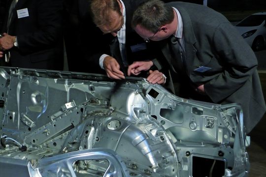 Während der 36. Fachtagung Prozesskette Karosserie - Karosserie-Produktions-Systeme in Fellbach waren die Experten unter sich; fachsimpeln am Rohbau des neuen BMW-3er-Cabrios. Bild: Kuhn Während der 36. Fachtagung Prozesskette Karosserie - Karosserie-Produktions-Systeme in Fellbach waren die Experten unter sich; fachsimpeln am Rohbau des neuen BMW-3er-Cabrios. Bild: Kuhn