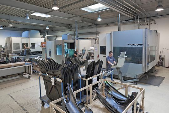 Mit insgesamt drei fünfachsigen Bearbeitungszentren der DMU-Baureihe arbeiten die Carbon-Experten von ubc. Mit insgesamt drei fünfachsigen Bearbeitungszentren der DMU-Baureihe arbeiten die Carbon-Experten von ubc.