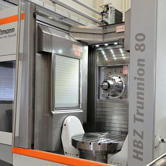 Das Horizontalbearbeitungszentrum HBZ Trunnion 80 zeigt Handtmann auf der EMO Milano 2015 erstmals in einer Fertigungszelle mit einem sinumerikgesteuerten Kuka-Roboter. Das Horizontalbearbeitungszentrum HBZ Trunnion 80 zeigt Handtmann auf der EMO Milano 2015 erstmals in einer Fertigungszelle mit einem sinumerikgesteuerten Kuka-Roboter.