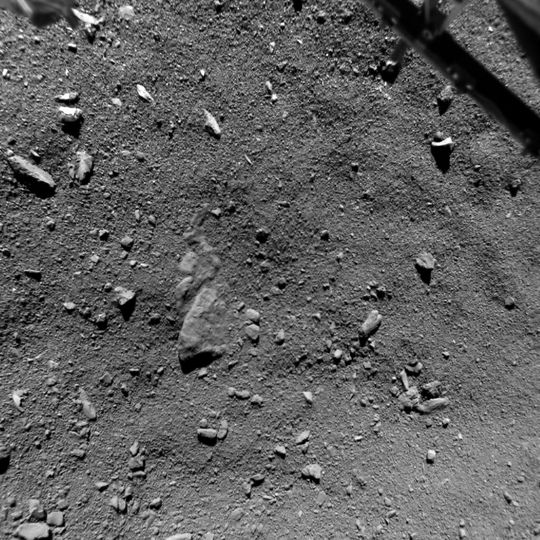 Die Aufnahme der Landestelle Agilkia entstand mithilfe der Rolis-Kamera aus einer Entfernung von neun Metern, kurz bevor Philae auf der Kometenoberfläche aufsetzte. Die Aufnahme der Landestelle Agilkia entstand mithilfe der Rolis-Kamera aus einer Entfernung von neun Metern, kurz bevor Philae auf der Kometenoberfläche aufsetzte.