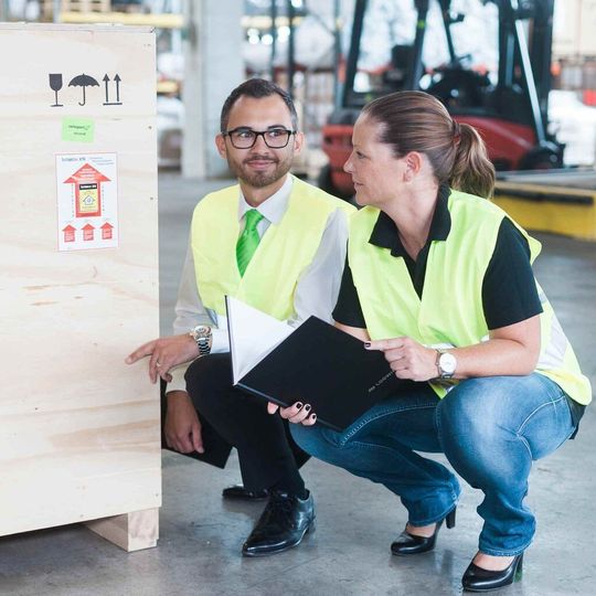 Die Logwin-Mitarbeiter Manuel Gramann, Sales Manager, und Melitta Freil, Luftfracht Import Sachbearbeitung, prüfen, ob die Verpackung den Sicherheitsanforderungen entspricht. Die Logwin-Mitarbeiter Manuel Gramann, Sales Manager, und Melitta Freil, Luftfracht Import Sachbearbeitung, prüfen, ob die Verpackung den Sicherheitsanforderungen entspricht.