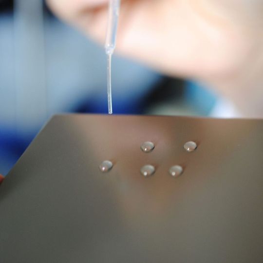 Das Beschichtungssystem Cer-Coat-Y von WZR verleiht den behandelten Oberflächen hydrophobe – also Wasser abweisende – Eigenschaften. Es ist besonders umweltschonend, da es ohne Fluormodifizierung auskommt. Das Beschichtungssystem Cer-Coat-Y von WZR verleiht den behandelten Oberflächen hydrophobe – also Wasser abweisende – Eigenschaften. Es ist besonders umweltschonend, da es ohne Fluormodifizierung auskommt.