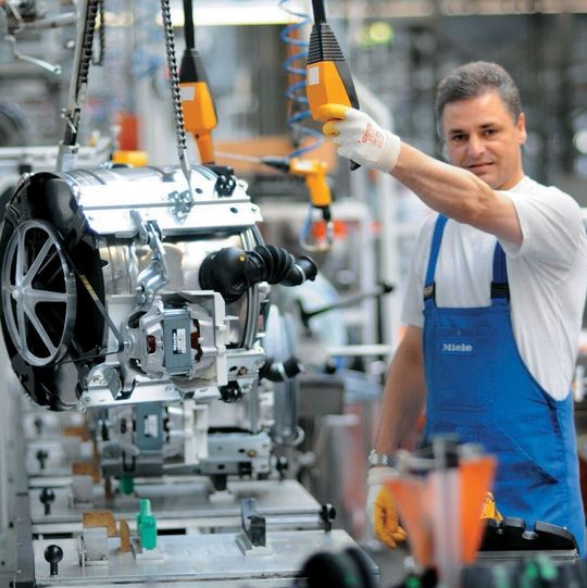 Waschmaschinen-Produktion bei Miele in Gütersloh. Über 16.500 Menschen arbeiten weltweit für das Familienunternehmen, über 60 % in Deutschland. Die Verbundenheit zum Unternehmen ist groß, die Fluktuation liegt bei weit unter 1 %. Waschmaschinen-Produktion bei Miele in Gütersloh. Über 16.500 Menschen arbeiten weltweit für das Familienunternehmen, über 60 % in Deutschland. Die Verbundenheit zum Unternehmen ist groß, die Fluktuation liegt bei weit unter 1 %.