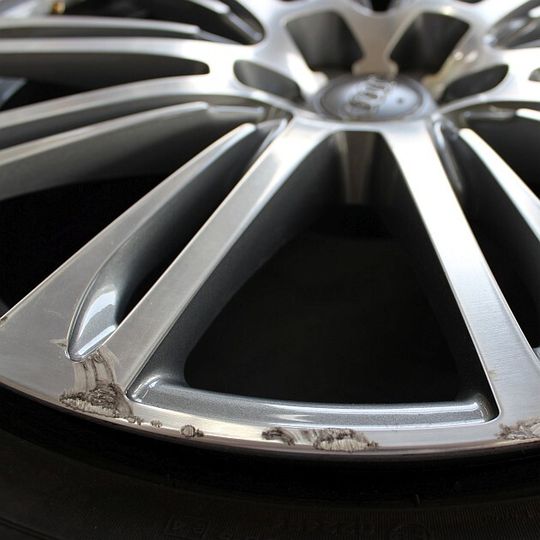 Auch die Reparatur von glanzgedrehten Felgen ist mit den Systemen von Cartec möglich. Auch die Reparatur von glanzgedrehten Felgen ist mit den Systemen von Cartec möglich.