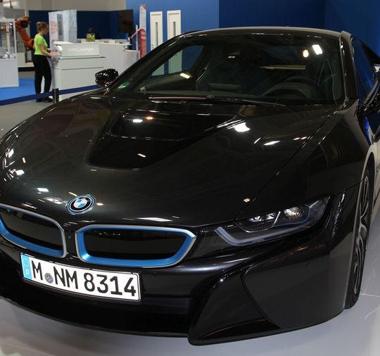 Baukastensysteme sind gut für den Autopreis, haben aber diverse Nachteile beim Skalieren auf andere Fahrzeugtypen, die man mit der richtigen Verstärkungsstrategie ausmerzen kann. Ein BMW-Vortrag auf der 5. Fachtagung Carbon Composites gibt Antworten, wie das erreicht werden kann.