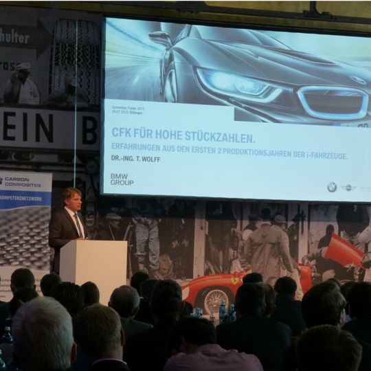 Dr. Thomas Wolff, Leiter der Technologieentwicklung CFK bei BMW, sprach auf dem CCeV Automotive Forum über die Erfahrungen des Fahrzeugherstellers mit den i-Fahrzeugen. Dr. Thomas Wolff, Leiter der Technologieentwicklung CFK bei BMW, sprach auf dem CCeV Automotive Forum über die Erfahrungen des Fahrzeugherstellers mit den i-Fahrzeugen.