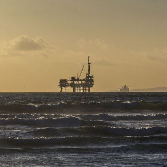 Der niedrige Ölpreis fordert weitere Opfer: So kündigte Shell an, in diesem Jahr 6500 seiner knapp 100 000 Stellen zu streichen.