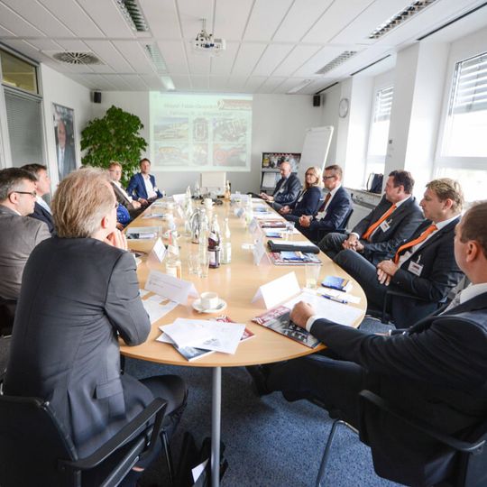 Das Fachmagazin »Automobil Industrie« lud zu einem Round-Table-Gespräch und Experten verschiedener Zulieferer diskutierten über das "Interieur der Zukunft". Das Fachmagazin »Automobil Industrie« lud zu einem Round-Table-Gespräch und Experten verschiedener Zulieferer diskutierten über das "Interieur der Zukunft".
