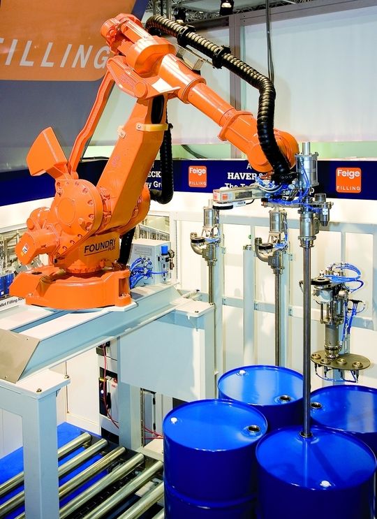 Der neue Robot Filler befüllt Fässer und Kanister automatisch mit flüssigen oder pastösen Produkten.Bild: Feige Der neue Robot Filler befüllt Fässer und Kanister automatisch mit flüssigen oder pastösen Produkten.Bild: Feige