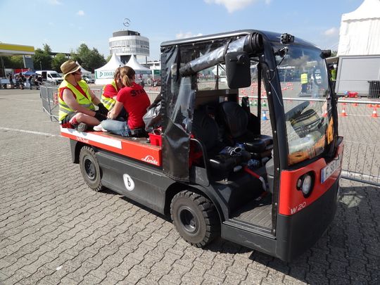 Offenbar nicht nur beim Fahren bequem – ein Teil der FSG-Crew nutzt einen Linde Plattformwagen W20 mit Straßenzulassung als Pausenplatz mit erhöhter Sichtposition.