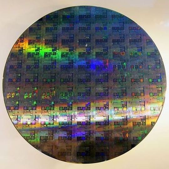 Momentan ist Silizium aus der Halbleiter-Herstellung nicht wegzudenken, allerdings stoßen Hersteller bei zunehmnder Minituarisierung immer öfter an die Grenzen des bei diesem Material physikalisch Möglichen. Schwarzer Phosphor könnte hier eine Alternative darstellen. Momentan ist Silizium aus der Halbleiter-Herstellung nicht wegzudenken, allerdings stoßen Hersteller bei zunehmnder Minituarisierung immer öfter an die Grenzen des bei diesem Material physikalisch Möglichen. Schwarzer Phosphor könnte hier eine Alternative darstellen.