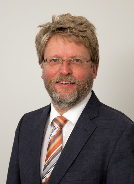 Mit Dr. med. Andreas Hey hat die EPRD Deutsche Endoprothesenregister gGmbH nun neben dem Orthopäden Prof. Dr. Joachim Hassenpflug einen Geschäftsführer gewonnen, der über viele Jahre Erfahrung im Aufbau junger Unternehmen im Bereich Medizin verfügt. Mit Dr. med. Andreas Hey hat die EPRD Deutsche Endoprothesenregister gGmbH nun neben dem Orthopäden Prof. Dr. Joachim Hassenpflug einen Geschäftsführer gewonnen, der über viele Jahre Erfahrung im Aufbau junger Unternehmen im Bereich Medizin verfügt.