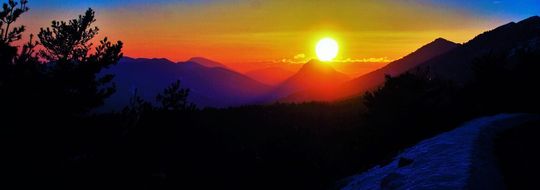 Im Allgäu scheint die Sonne auf dem Bio-Bauernhof von Hermann Sontheim jetzt rund um die Uhr. Mit einem effizienten Stromspeicher können bis zu 85 % des Eigenbedarfs gedeckt werden. Im Allgäu scheint die Sonne auf dem Bio-Bauernhof von Hermann Sontheim jetzt rund um die Uhr. Mit einem effizienten Stromspeicher können bis zu 85 % des Eigenbedarfs gedeckt werden.