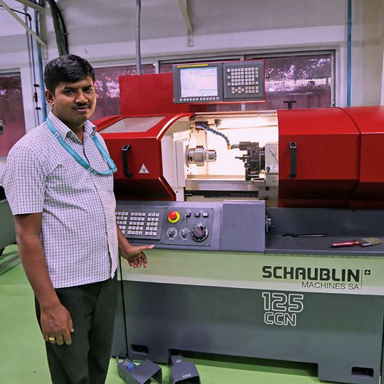 Schweizer Präzision für Indien: Die Hochpräzisionsdrehmaschine 125-CCN von Schaublin bei Titan in der klimatisierten Hochpräzisionsfertigung. Schweizer Präzision für Indien: Die Hochpräzisionsdrehmaschine 125-CCN von Schaublin bei Titan in der klimatisierten Hochpräzisionsfertigung.