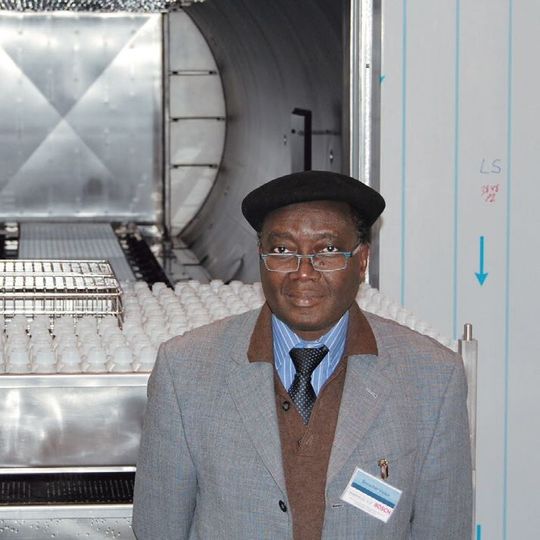 Dr Dovi-Akué (right) and his son rely on the specialists and the sterilizer from the Boschsubsidiary, SBM. Dr Dovi-Akué (right) and his son rely on the specialists and the sterilizer from the Boschsubsidiary, SBM.