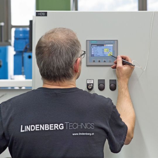Alle Informationen auf einem 4-Zoll-Bediengerät: Ein Simatic-HMI-Basic-Panel visualisiert alle Abläufe in der Spezialpresse. Alle Informationen auf einem 4-Zoll-Bediengerät: Ein Simatic-HMI-Basic-Panel visualisiert alle Abläufe in der Spezialpresse.