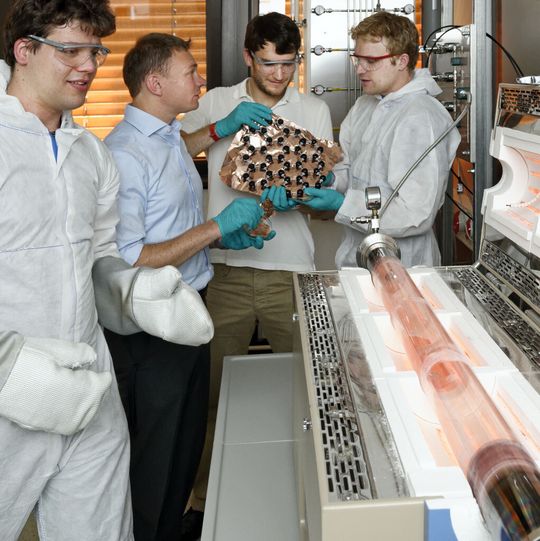 (v.l.) Luca Banszerus, Professor Christoph Stampfer, Michael Schmitz und Stephan Engels vor dem CVD-Ofen zum Wachsen von Graphen (v.l.) Luca Banszerus, Professor Christoph Stampfer, Michael Schmitz und Stephan Engels vor dem CVD-Ofen zum Wachsen von Graphen