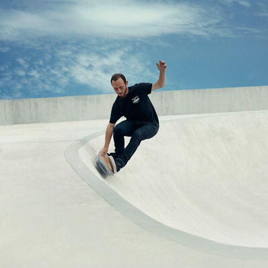 Test-Skater Ross McGouran mit dem Lexus Hoverboard im Hoverpark in Barcelona. Test-Skater Ross McGouran mit dem Lexus Hoverboard im Hoverpark in Barcelona.