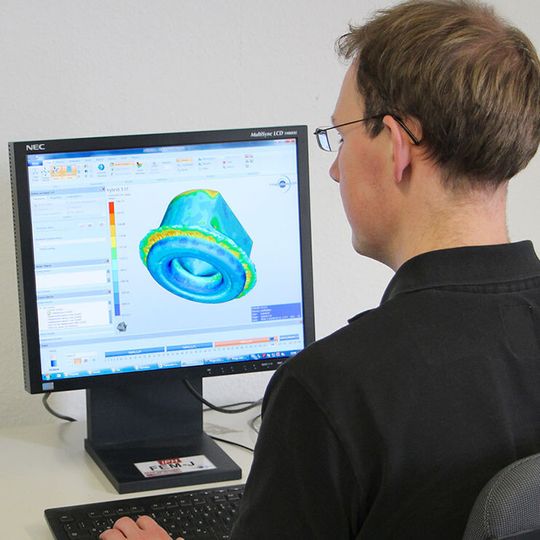 Mittels FEM-Simulation testet dieser IPH-Ingenieur die Umformung eines Stahlkolbens. Mittels FEM-Simulation testet dieser IPH-Ingenieur die Umformung eines Stahlkolbens.