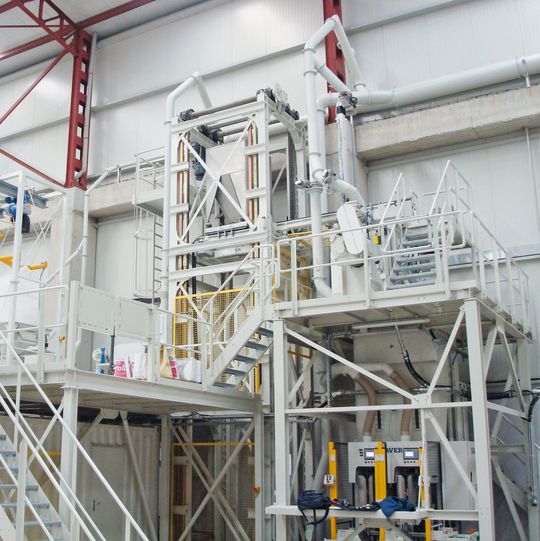 Das Batchbin-System minimiert die Lagerfläche der Fertigprodukte und reduziert den Reinigungsaufwand bei häufigen Rezepturwechseln. Das Batchbin-System minimiert die Lagerfläche der Fertigprodukte und reduziert den Reinigungsaufwand bei häufigen Rezepturwechseln.