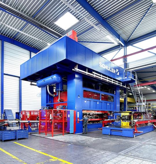 Vor einem Jahr wurde beim Automobilzulieferer Kemmerich in Attendorn eine 1600-t Servopresse in Betrieb genommen. Die Anlage bewies bei kleinen Losgrößen und häufigen Produktwechseln ihre absolute Flexibilität. Vor einem Jahr wurde beim Automobilzulieferer Kemmerich in Attendorn eine 1600-t Servopresse in Betrieb genommen. Die Anlage bewies bei kleinen Losgrößen und häufigen Produktwechseln ihre absolute Flexibilität.