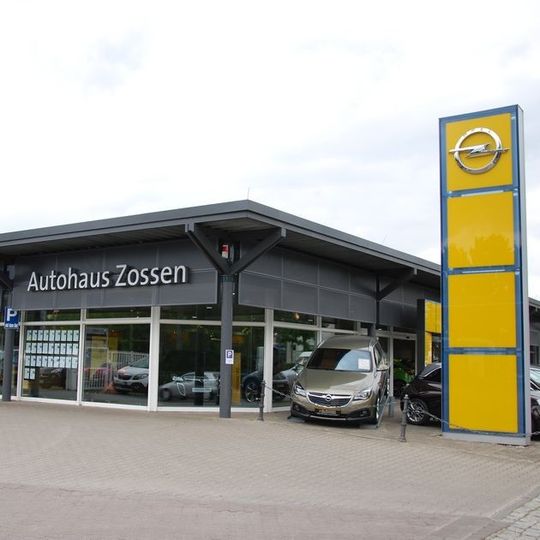 Der alteingesesse Zossener Automobilhändler hat die aktuelle Opel-CI umgesetzt. Der alteingesesse Zossener Automobilhändler hat die aktuelle Opel-CI umgesetzt.