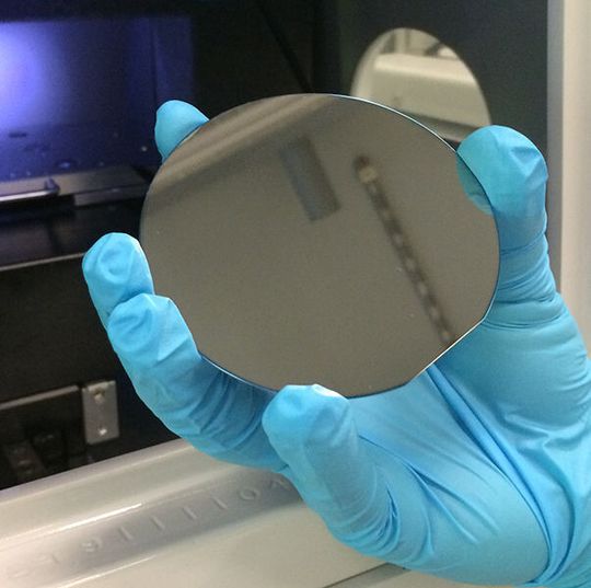 Mit einem dünnen Film der Hochentropie-Legierung beschichtete Silizium-Scheibe im Labor der ETH-Forscher. Mit einem dünnen Film der Hochentropie-Legierung beschichtete Silizium-Scheibe im Labor der ETH-Forscher.