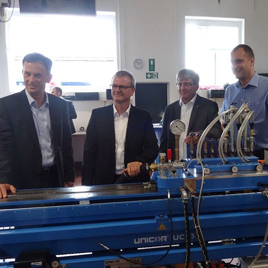 Den Start des Joint Ventures in Hofheim begleiteten Schlemmer-CEO Josef Minster, CFO Christian von der Linde, Dieter Brenner (Vice President Automotive), Hofheims Bürgermeister Wolfgang Borst sowie Schlemmer-Mitarbeiter aus dem Werk in Haßfurt. Den Start des Joint Ventures in Hofheim begleiteten Schlemmer-CEO Josef Minster, CFO Christian von der Linde, Dieter Brenner (Vice President Automotive), Hofheims Bürgermeister Wolfgang Borst sowie Schlemmer-Mitarbeiter aus dem Werk in Haßfurt.